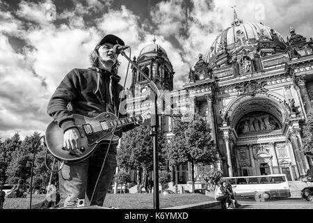 Una strada guitar player esegue davanti al Berliner Dom, nell'isola dei musei Foto Stock