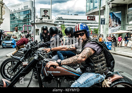 Un gruppo di harley davidon's motociclisti lasciando il Checkpoint Charlie, Berlin Foto Stock