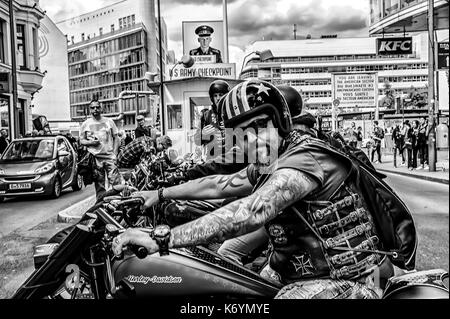 Un gruppo di harley davidon's motociclisti lasciando il Checkpoint Charlie, Berlin Foto Stock