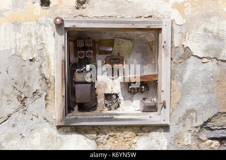 Molto vecchia scatola fusibili in una casa abbandonata Foto Stock