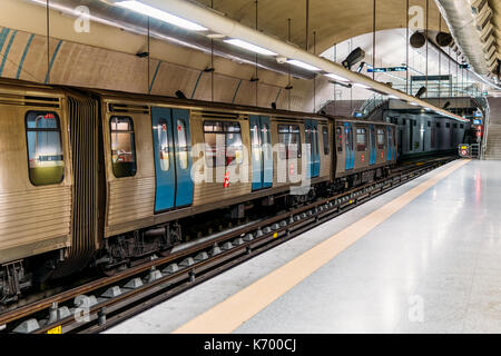 Lisbona, Portogallo - agosto 08, 2017: viaggiare in treno della metropolitana nel centro città di Lisbona. Foto Stock