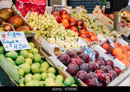 Lisbona, Portogallo - agosto 08, 2017: frutta fresca per la vendita nel mercato di Lisbona (Mercado de campo de ourique), un grande mercato pubblico e un punto di riferimento turistico Foto Stock