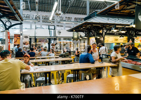 Lisbona, Portogallo - agosto 08, 2017: turisti avente il pranzo al mercato di Lisbona ristorante del Mercado de campo de ourique a Lisbona. Foto Stock