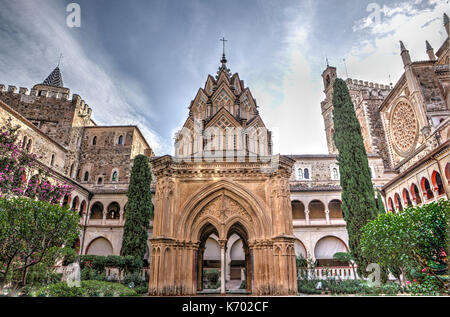 Mudejar chiostro del monastero di Guadalupe, edificio centrale. Caceres, Estremadura, Spagna. HDR Foto Stock