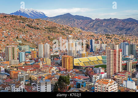 Veduta aerea della città di La Paz mostrando il suo quartiere degli affari e Estadio Hernando Siles stadio sportivo nel quartiere di Miraflores, Bolivia Foto Stock