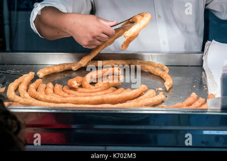 Tradizionale cibo andaluso chiamato 'churros" tipico di Siviglia Foto Stock