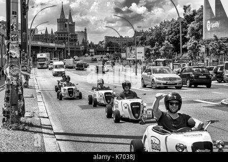 In Germania un gruppo di piccole vetture da corsa percorre Warschauer Strasse, a Berlino Foto Stock