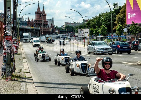 Un gruppo di piccole vetture da corsa percorre Warschauer Strasse, a Berlino Foto Stock