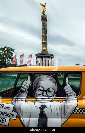 Germania una pubblicità stampata su una macchina sul Grosser Stern con la colonna della Vittoria Siegessaule sullo sfondo, Berlino Foto Stock