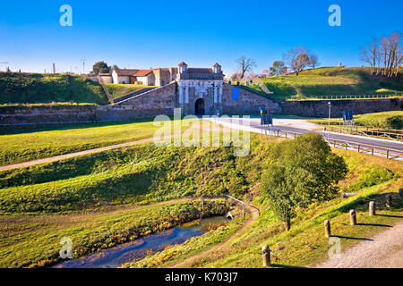 Città di palmanova mura di difesa e la porta di pietra vista, dichiarati patrimonio mondiale dell umanità dall UNESCO nella regione friuli venezia giulia di Italia Foto Stock