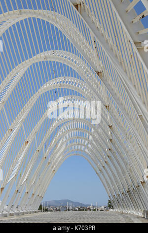 Atene, Grecia - agosto 28, 2017: tetto ad arco struttura progettata dal famoso architetto Santiago Calatrava presso lo stadio olimpico di Atene. moderna archi Foto Stock