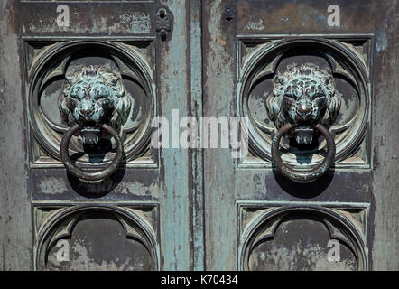 Vecchio arrugginito Lions Head battenti della porta di un edificio abbandonato Foto Stock