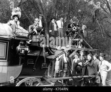 Rodolfo Valentino (1895-1926) italo-attore del film sul set del 1922 il film muto oltre il Ricks con Gloria Swanson in alto a sinistra Foto Stock