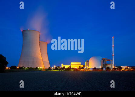 Una centrale nucleare con la notte blu del cielo. Foto Stock