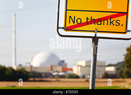 Un segno giallo dicendo no grazie a fronte di una centrale nucleare. Foto Stock