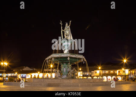 Fontana con la statua di inca in Cusco, Perù Foto Stock