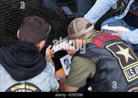 Visitatori presso il Vietnam War Memorial - Washington DC, Stati Uniti d'America Foto Stock