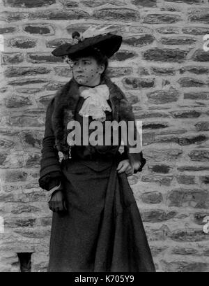 AJAXNETPHOTO. 1891-1910 (circa). La Francia. - Ritratto di una donna con cappello all'aperto in un lungo abito. fotografo:sconosciuto © IMMAGINE DIGITALE COPYRIGHT VINTAGE AJAX Picture Library Fonte: AJAX FOTO VINTAGE COLLEZIONE REF:AVL FRA 1890 B29X1223 Foto Stock