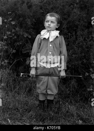 AJAXNETPHOTO. 1891-1910 (circa). La Francia. - Ritratto di un giovane ragazzo in un uniforme con un inchino che indossa un berretto e tenendo un raccolto di equitazione. fotografo:sconosciuto © IMMAGINE DIGITALE COPYRIGHT VINTAGE AJAX Picture Library Fonte: AJAX FOTO VINTAGE COLLEZIONE REF:AVL FRA 1890 B29X1226 Foto Stock