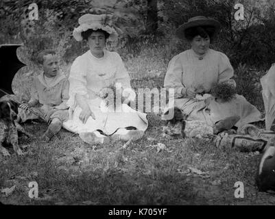 AJAXNETPHOTO. 1891-1910 (circa). La Francia. - Due signore ogni tenendo un mazzo di fiori e vestito in abiti estivi con cappelli, un bambino con un ombrello e un cane in un paesaggio di campagna. fotografo:sconosciuto © IMMAGINE DIGITALE COPYRIGHT VINTAGE AJAX Picture Library Fonte: AJAX FOTO VINTAGE COLLEZIONE REF:AVL FRA 1890 B29X1228 Foto Stock