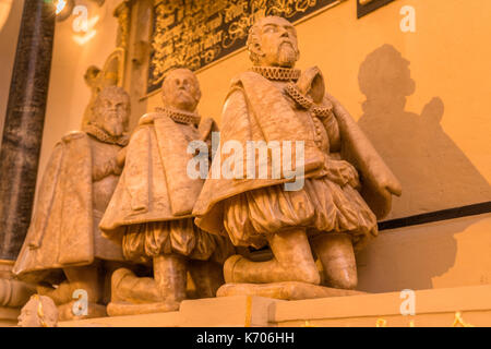 Pregando e inginocchiamento figure all'interno della Santa Elisabetta chiesa (Garnizonowy Kościół pw. Św. Elżbiet) a Wroclaw in Polonia Foto Stock