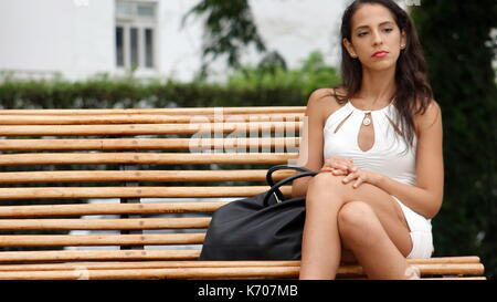 Giovani diversi seduta femmina Foto Stock