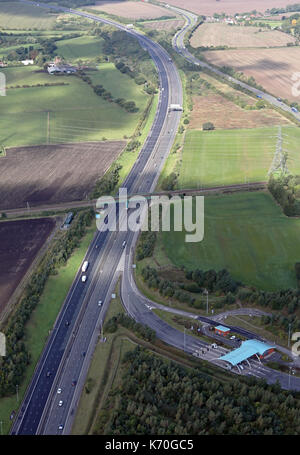 Vista aerea della parte della M6 autostrada a pedaggio a Lichfield, Staffs, Regno Unito Foto Stock