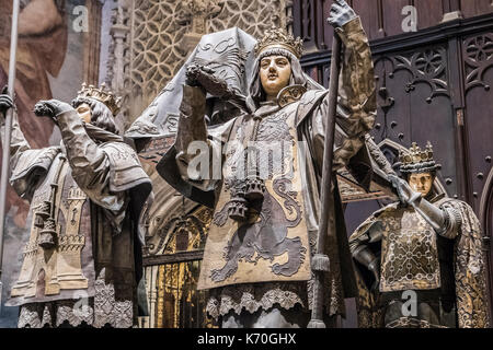 Tomba di Cristobal Colon della Cattedrale di Siviglia si trova di fronte alla porta del principe o di San Cristobal, Andalusia, Spagna Foto Stock