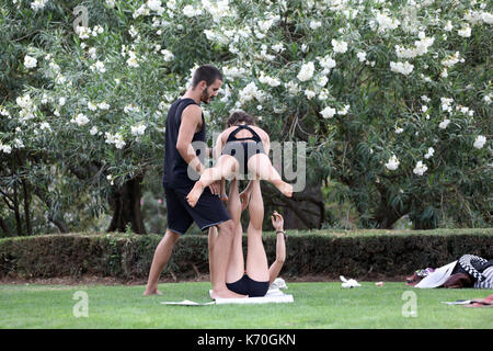Pic mostra: Uomo istruire due donne su yoga acrobatico - acroyoga o in un parco foto di Gavin Rodgers/ Pixel8000 Foto Stock