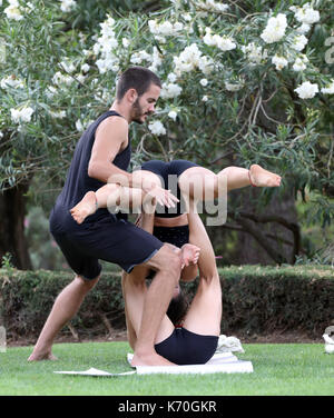 Pic mostra: Uomo istruire due donne su yoga acrobatico - acroyoga o in un parco foto di Gavin Rodgers/ Pixel8000 Foto Stock