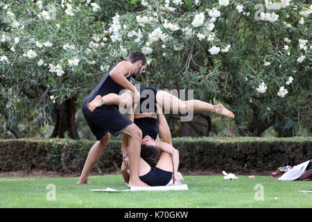 Pic mostra: Uomo istruire due donne su yoga acrobatico - acroyoga o in un parco foto di Gavin Rodgers/ Pixel8000 Foto Stock