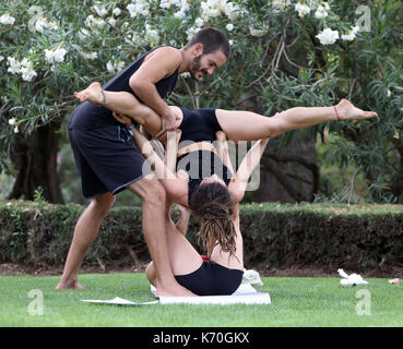 Pic mostra: Uomo istruire due donne su yoga acrobatico - acroyoga o in un parco foto di Gavin Rodgers/ Pixel8000 Foto Stock