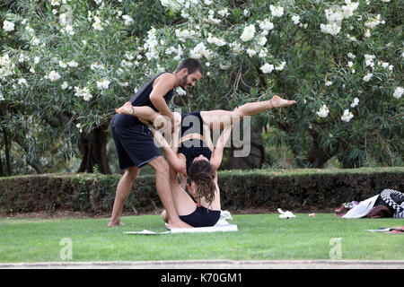 Pic mostra: Uomo istruire due donne su yoga acrobatico - acroyoga o in un parco foto di Gavin Rodgers/ Pixel8000 Foto Stock