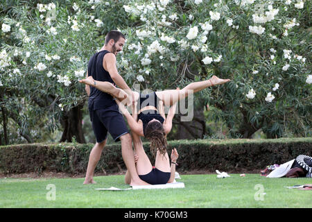 Pic mostra: Uomo istruire due donne su yoga acrobatico - acroyoga o in un parco foto di Gavin Rodgers/ Pixel8000 Foto Stock