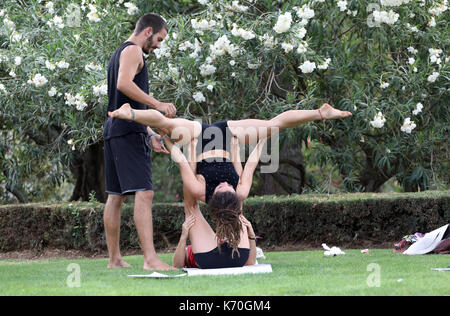 Pic mostra: Uomo istruire due donne su yoga acrobatico - acroyoga o in un parco foto di Gavin Rodgers/ Pixel8000 Foto Stock