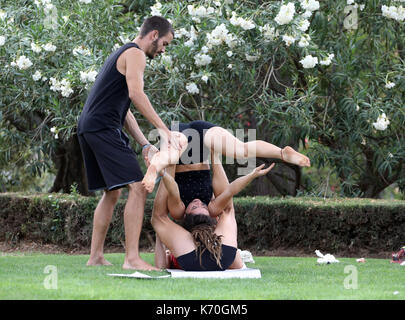 Pic mostra: Uomo istruire due donne su yoga acrobatico - acroyoga o in un parco foto di Gavin Rodgers/ Pixel8000 Foto Stock