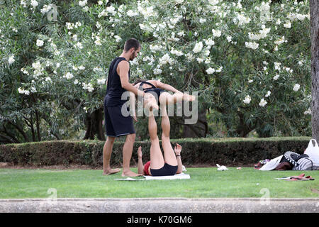 Pic mostra: Uomo istruire due donne su yoga acrobatico - acroyoga o in un parco foto di Gavin Rodgers/ Pixel8000 Foto Stock