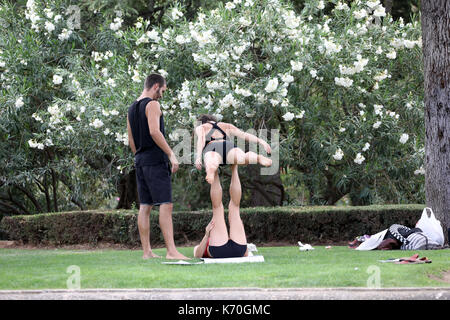 Pic mostra: Uomo istruire due donne su yoga acrobatico - acroyoga o in un parco foto di Gavin Rodgers/ Pixel8000 Foto Stock