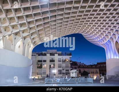 Vista della notte di Parasol Metropol , popolarmente chiamata 'funghi di Siviglia', eseguita dall'architetto Jürgen Mayer, Siviglia, Andalusia, Spagna Foto Stock