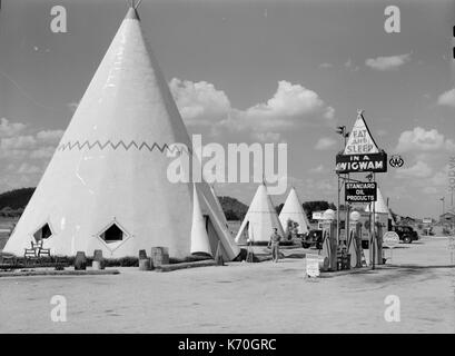 Luglio 1940, Bardstown, Kentucky - Cabine imitando il teepee indiano per i turisti lungo l'autostrada. Foto di Marion Post Wolcott. Luglio 1940, Bardstown, Kentucky. Foto Stock