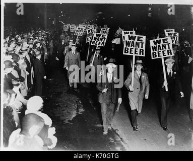 La manodopera europea membri marciando attraverso Broad Street, Newark New Jersey, recanti segni la lettura "Vogliamo birra" in segno di protesta di divieto. 1931, Ottobre 31. Foto Stock