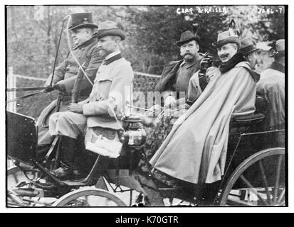 Royal cugini lo Zar Nicola di Russia (sedile centrale, a sinistra) e il Kaiser Guglielmo II di Prussia (holding sigaretta) Godetevi un giro in carrozza insieme. Eventualmente 1913. Foto Stock