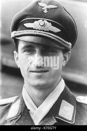 Walter Nowotny (1920-1944) era un austriaco-nato tedesco fighter ace della II Guerra Mondiale. Egli ha testato il Messerschmitt Me 262 jet da combattimento ed è stato ucciso in un incidente in questo aeromobile a seguito di combattimento aereo con AAF fighters il 8 novembre 1944. Nessuna data o posizione. Foto Stock