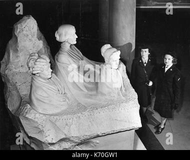 Nella cripta sotto la rotunda del Campidoglio degli Stati Uniti è presente a 8 ton statua - un omaggio ai tre American i diritti delle donne leader, Elizabeth Cady Stanton, Susan B. Anthony e Lucretia Mott. Eseguito da Adelaide Johnson, la figura nell' angolo in alto a sinistra è stato lasciato incompiuto per convogliare il vecchio adagio che "donna di lavoro non viene mai fatto." Qui, due onde, rispecchiando le donne americane di oggi, lo sguardo al tre pionieri. 1945, Washington, DC. Foto Stock