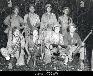 Indiano Navajo Marines esperti nella madrelingua dei loro antenati sono servendo con un USMC communications unità come codice talker. Fila anteriore l-r: Privates Earl Johnny, Kee Etsicitty, Giovanni V. Goodluck e privato di prima David Jordan. Fila posteriore l-r: Privates Jack C. Morgan, George H. Kirk, Tom H. Jones e corporali Henry cuocere, Jr. Bougainville, Dec 1943. Foto Stock