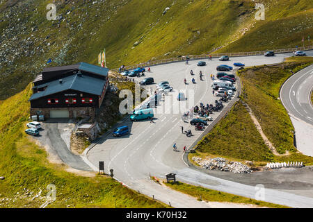 Alpi, Austria - 27.08.2017: turisti presso il ristorante di montagna sulla strada alpina del Grossglockner in Austria Foto Stock