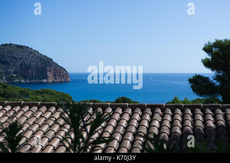 L'Europa, Spagna, Balearen, Mallorca, Canyamel - prospettiva interessante sui tetti di Canyamel in distanza la grotta di Arta Foto Stock