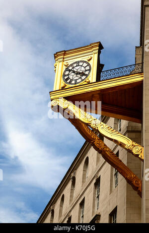 Oro orologio ornato su leeds sala civica di Palazzo al millennium square Foto Stock