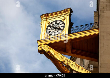 Oro orologio ornato su leeds sala civica di Palazzo al millennium square Foto Stock