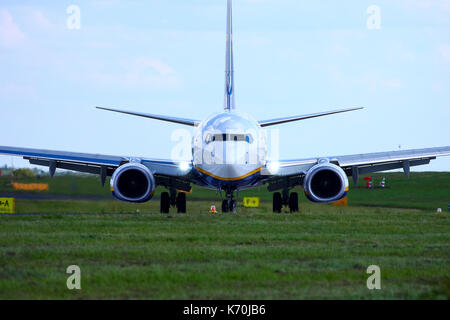 Ryanair aereo Boeing 737 sulla pista di Leeds e Bradford Airport Foto Stock
